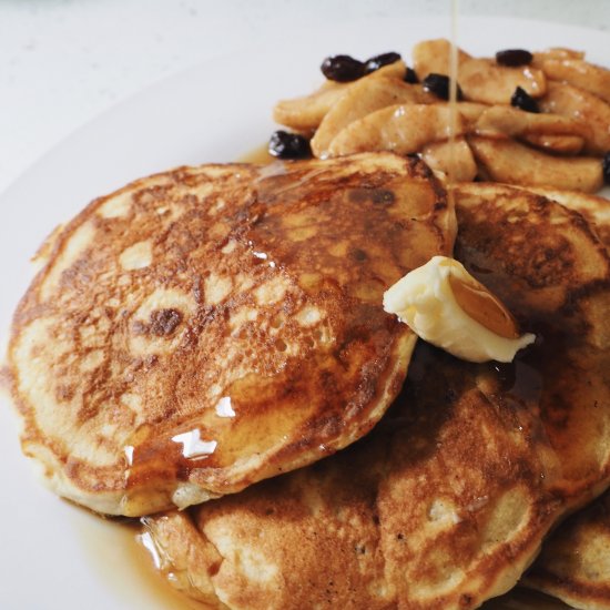 Sour cream pancakes with apples