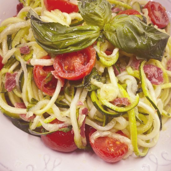 Roh Zucchini Spaghetti Salat