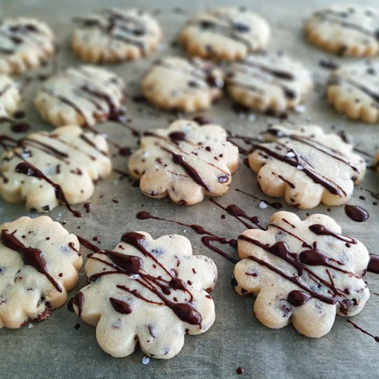 sables with cocoa nibs