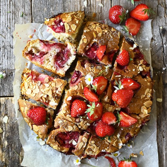 Strawberry, almond and yogurt cake