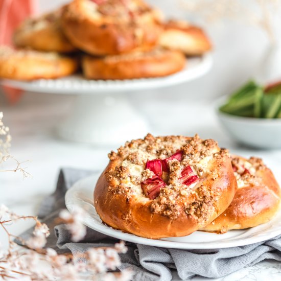 Rhubarb cheese almond buns