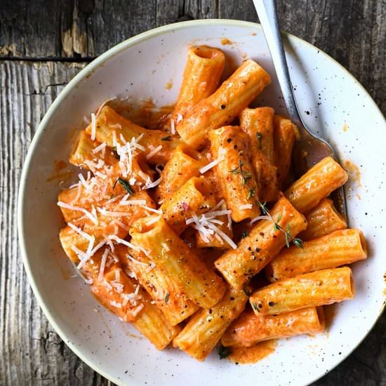 Creamy pepper and tomato pasta