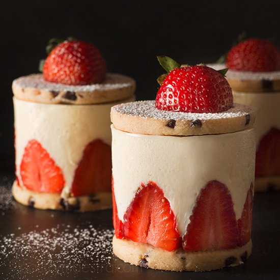 Cookie and Strawberry Mini Cakes