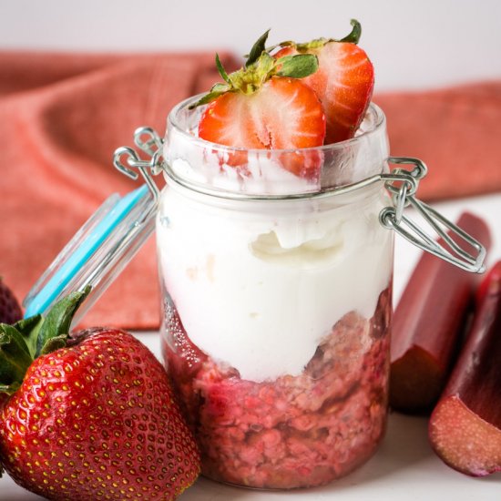 Strawberry Rhubarb Overnight Oats