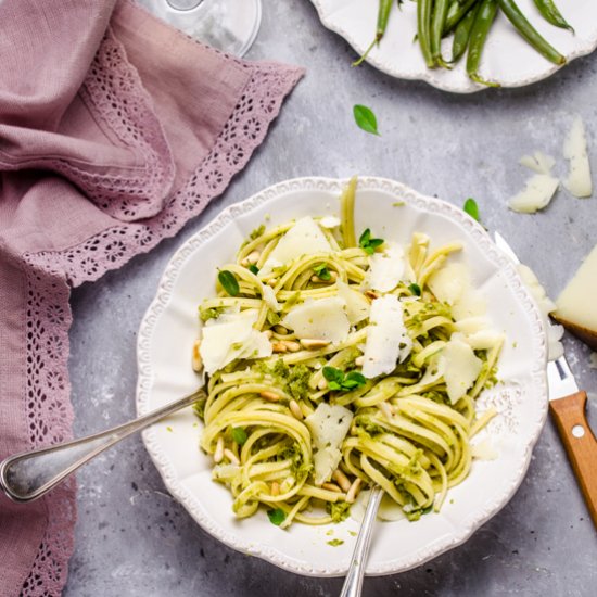 Pasta with green been pesto