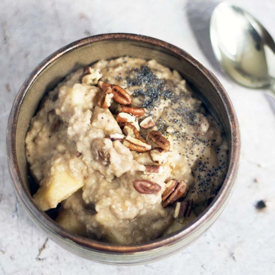 Apple and cinnamon porridge