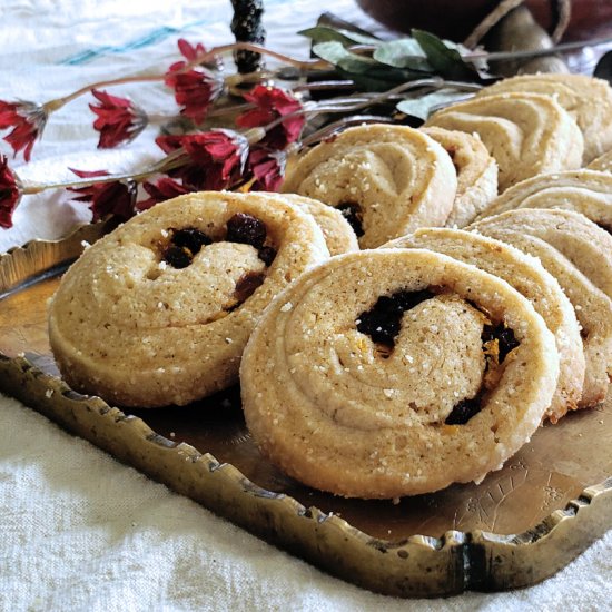 Spiced Raisin Shortbread Cookies