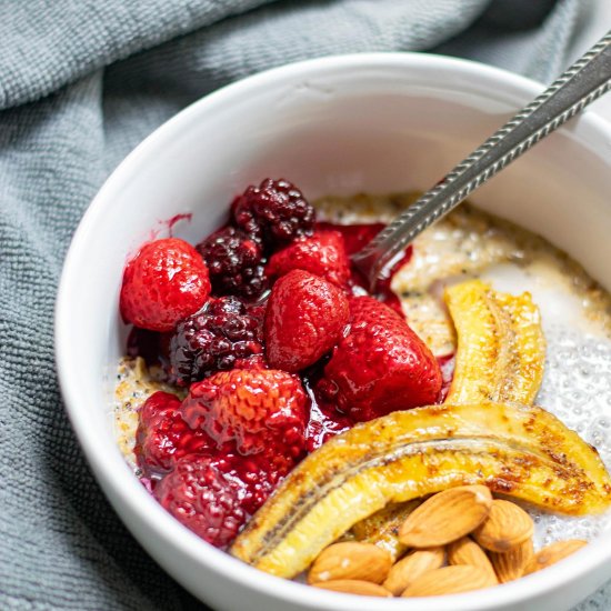 Caramelized Berries and Banana Oats