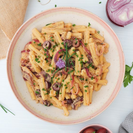 Hummus Pasta with Onions and Olives