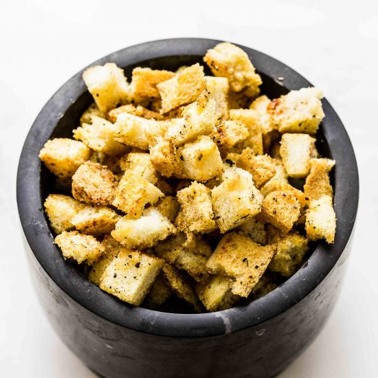 Crispy Baked Bread Croutons