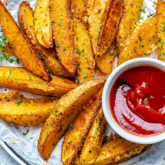 GARLIC PARMESAN BAKED POTATO WEDGES