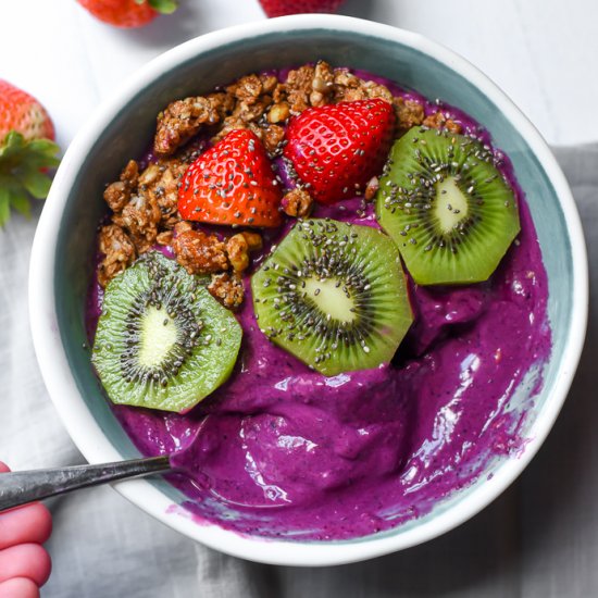 Creamy Berry Pitaya Smoothie Bowl