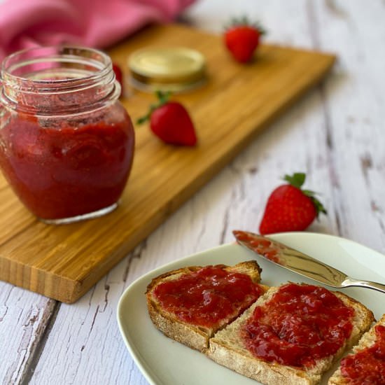 Strawberry Rhubarb Jam (low-sugar)