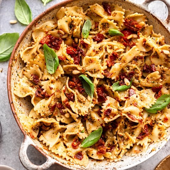 Sun dried tomato pesto pasta salad