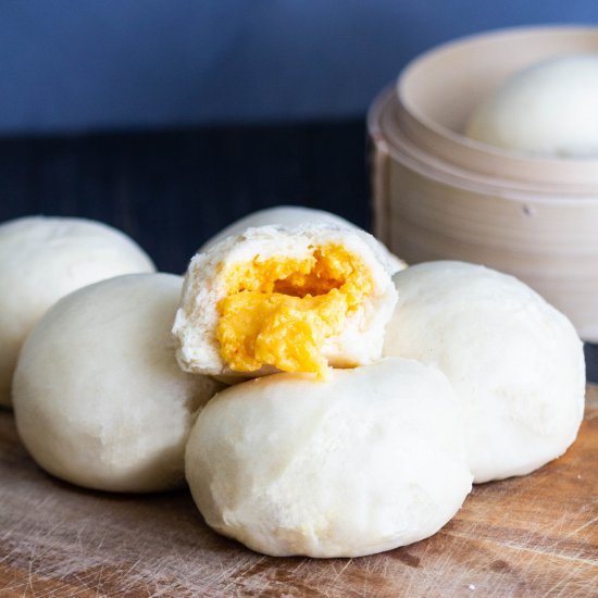 Molten Custard Salted Egg Buns