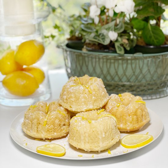 Glazen Lemon Cake in Mini Bundt Pan