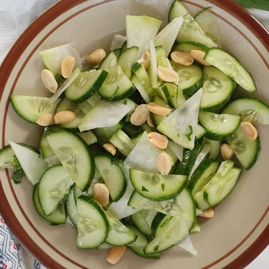 Kohlrabi cucumber salad