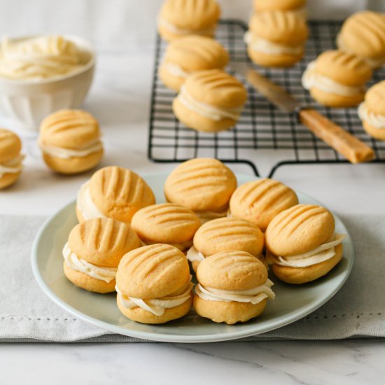 Custard sandwich cookies