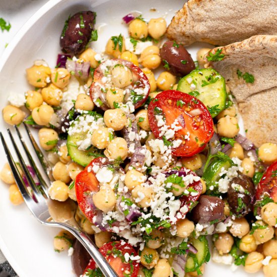 EASY MEDITERRANEAN CHICKPEA SALAD