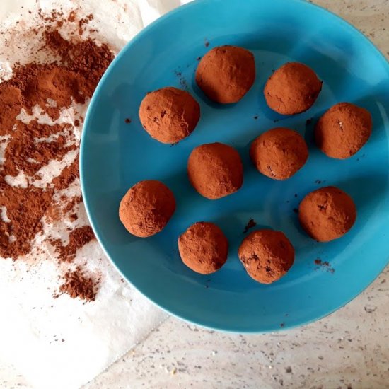 ALMONDS & CACAO BLISS BALLS