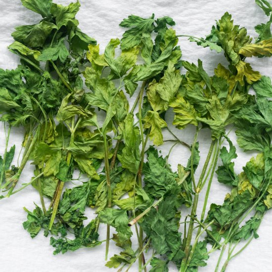 How to Dry Parsley In The Microwave