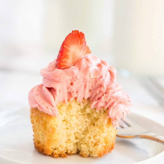 Vanilla Cupcakes & Fresh Strawberry