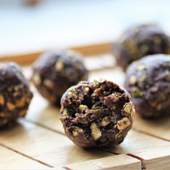 Chocolate Pistachio Energy Balls