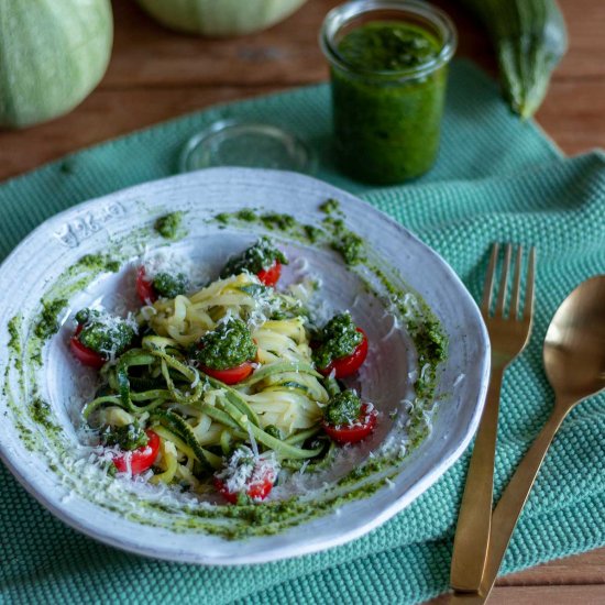 zucchini pasta with nasturtium