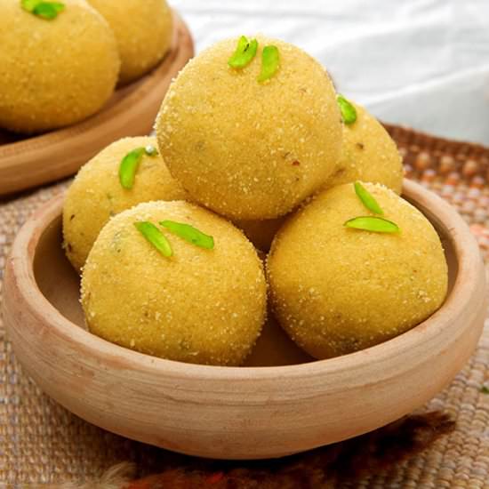 Indian Sweet Besan Ke Laddu