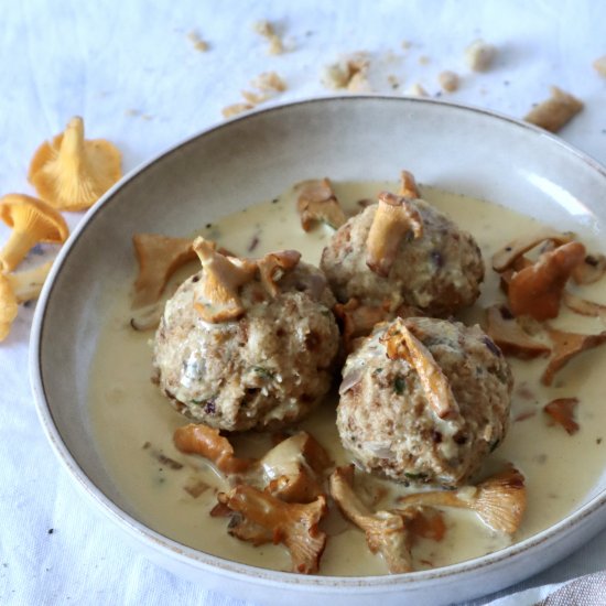 Dumplings with chanterelle sauce