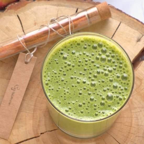 Green cinnamon-apple smoothie