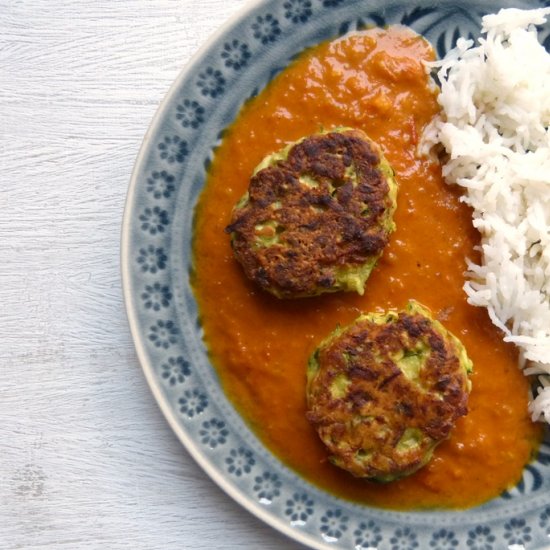 Zucchini-Kofta auf Tomaten-Curry