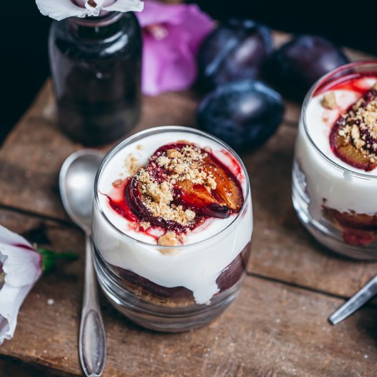 Roasted plums and yogurt dessert