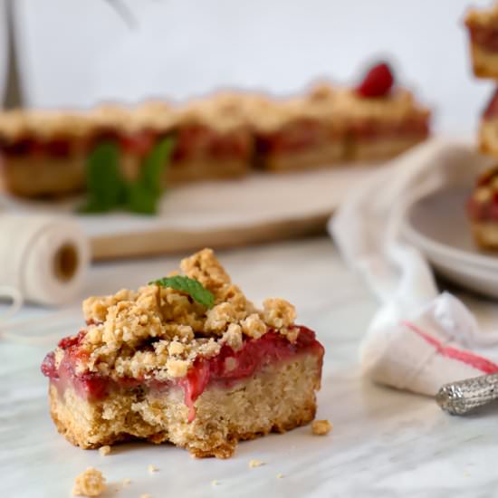 Soft & Crunchy Strawberry Crumble Bar