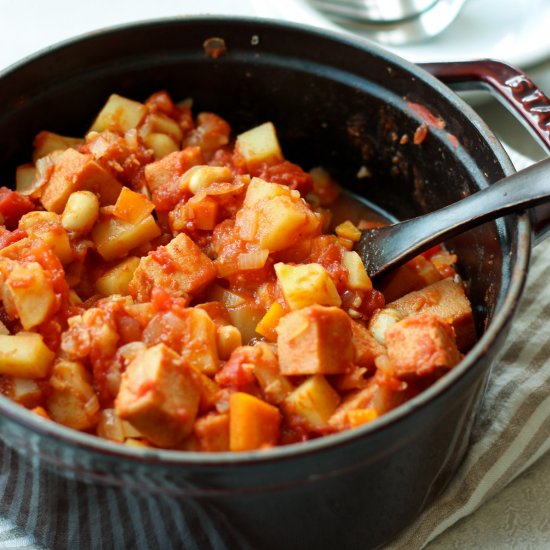 Simmered soybeans in tomato sauce