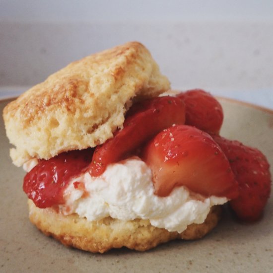 Scones with strawberries & cream