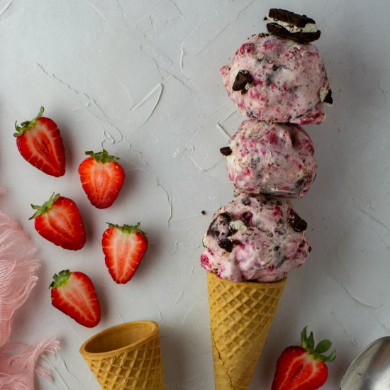 Strawberry oreo cheesecake icecream