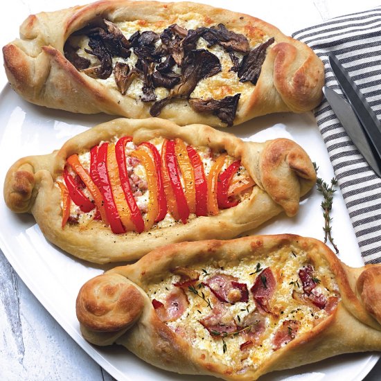 Easy Peinirli – Greek Pizza Boats