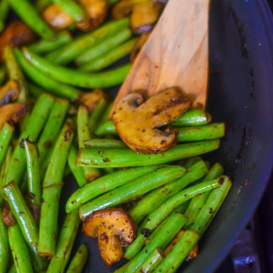 Garlicky Green Beans & Mushrooms