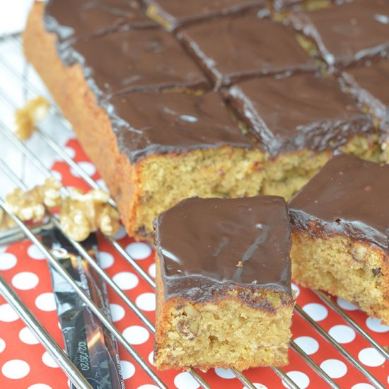 Cake with coffee, walnuts & ganache