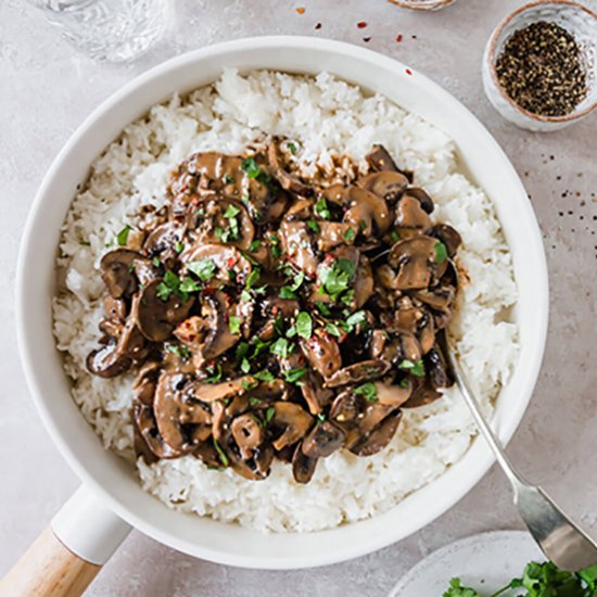 CREAMY VEGAN MUSHROOM STROGANOFF