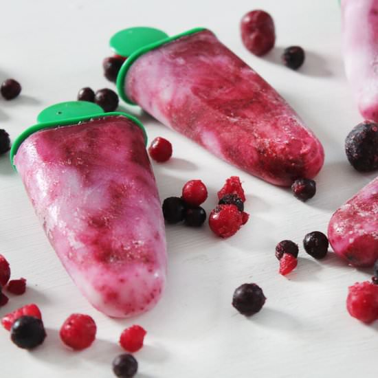 Berries yogurt popsicles