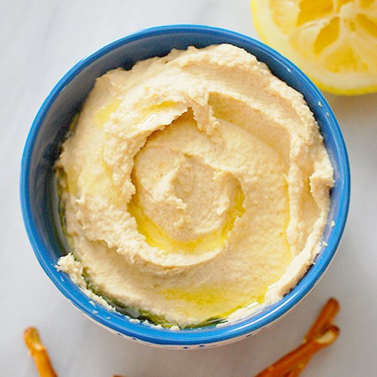 Garlic and lemon hummus