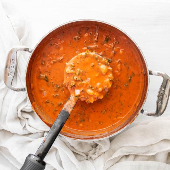 Creamy Vegan Tomato Soup (One-Pot)