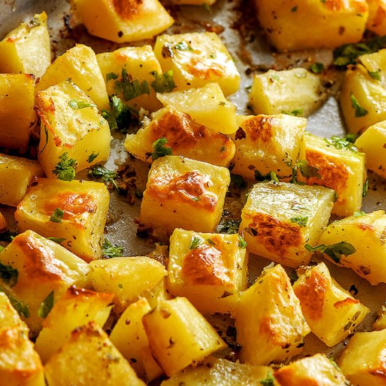 Crispy Garlic Roasted Potatoes