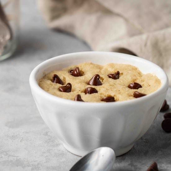 Healthy chocolate chip mug cookies