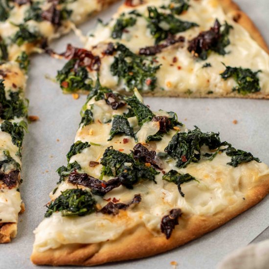 Spinach pizza with white sauce