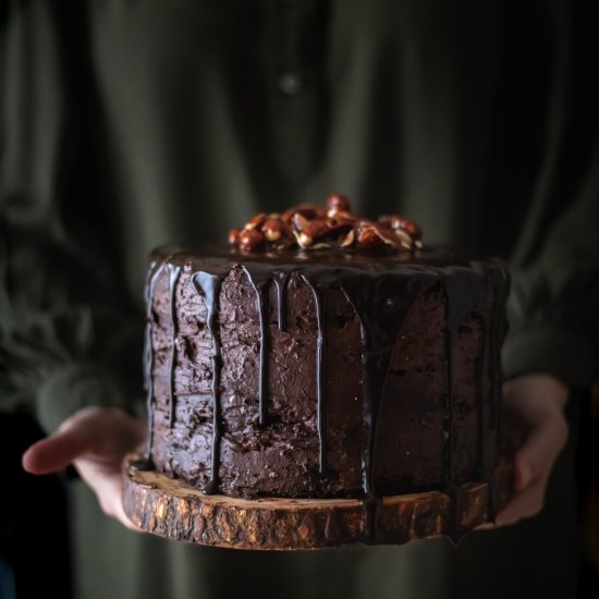 Dark chocolate cake with caramelize