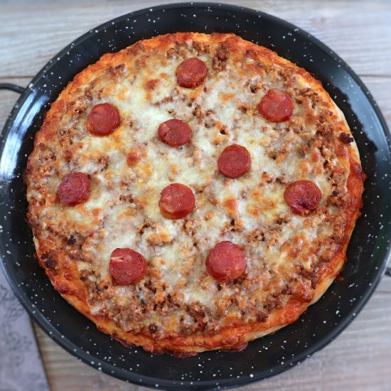 Meat and chouriço pizza