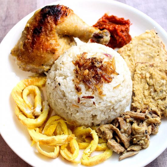 Indonesian Coconut Rice (Nasi Uduk)